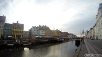 Di antara deretan bangunan rumah tua warna-warni di Nyhavn, ada satu petak rumah berwarna coklat berdinding bata. Konon, rumah ini adalah kediaman penulis Hans Christian Andersen. (Uyung/detikTravel)