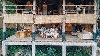 Tidak pergi sendiri, Sakanrout liburan bersama rekan-rekannya. (khunfour/Instagram)