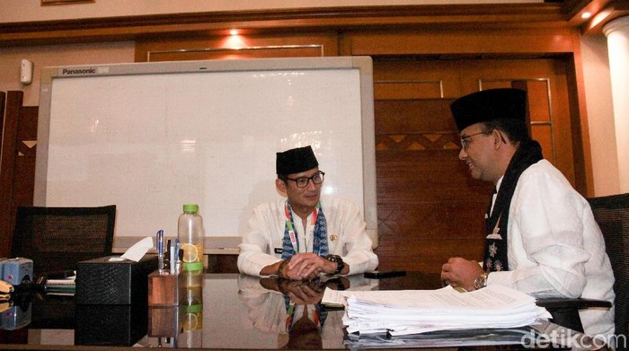 Sandiaga Uno menemui Gubernur DKI Jakarta Anies Baswedan di Balai Kota, Jakarta. Sandi menghadap untuk menyerahkan surat pengunduran diri.