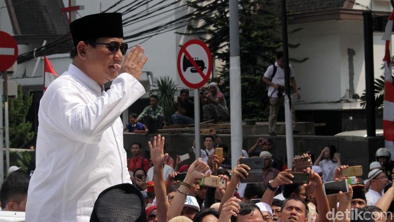 Prabowo-Sandiaga Serahkan Dokumen Syarat Capres-Cawapres ke KPU Prabowo-Sandiaga Serahkan Dokumen Syarat Capres-Cawapres ke KPU
