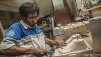 Para pekerja di Pusat Rehabilitasi Yakkum pun tak sembarangan dalam membuat prostesis atau alat bantu untuk para difabel. Mereka telah dilatih dan memiliki rincian serta model berbagai prostesis yang akan dibuat.