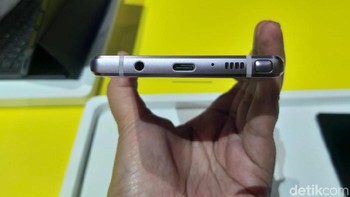 Kamera ganda disematkan di bagian belakang Galaxy Note 9. Kamera utamanya berukuran 12 MP dengan aperture f/1,5 dan f/2.4, dual pixel PDAF dan OIS. Foto: detikINET/Meliyanti Setyorini