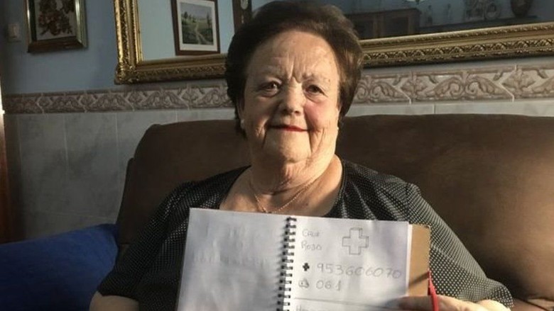 Nenek Buta Huruf Ini Bisa Pakai Telepon Berkat Coretan Cucunya Nenek Buta Huruf Ini Bisa Pakai Telepon Berkat Coretan Cucunya