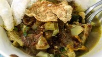 Lebih enak menyantap rujak soto yang hangat dengan emping dan kerupuk, dijamin bikin gurih seperti rujak soto milik @davy_budiman. Foto: Instagram