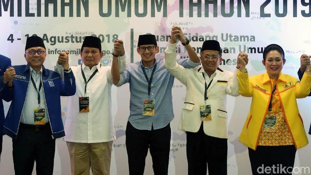 Prabowo-Sandi mendaftar ke KPU. 