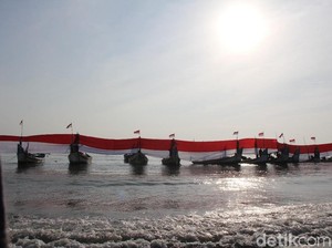 Sambut  Kemerdekaan, Bendera 200 Meter Dibentangkan di Atas Laut