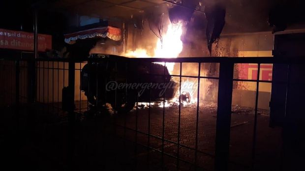 Kebakaran Bengkel  5 Orang Terjebak dan Mobil  Rubicon Terbakar