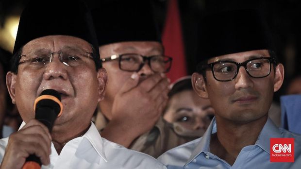 Ketua Umum Partai Gerindra Prabowo Subianto didampingi Wakil Gubernur DKI Jakarta Sandiaga Uno saat memberikan keterangan pers di kediaman Prabowo, Jalan Kertanegara, Jakarta, Kamis, 9 Agustus.