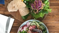 Wah, Tio juga doyan makan sehat nih! Saat di Canggu, Bali ia memilih racikan salad berwarna-warni yang segar ini. Foto: Instagram tsetiyoso