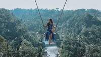 Beragam aktivitas dilakukan Four Sakonrut selama di Ubud. Ini dirinya saat berada di Bali Swing di Desa Tegalalang, Ubud. (khunfour/Instagram)