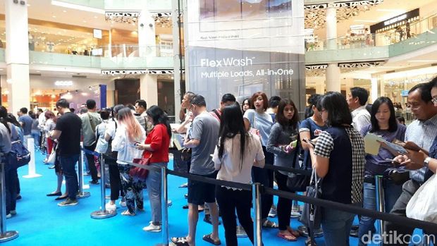 Suasana antrean SQ Travel Fair