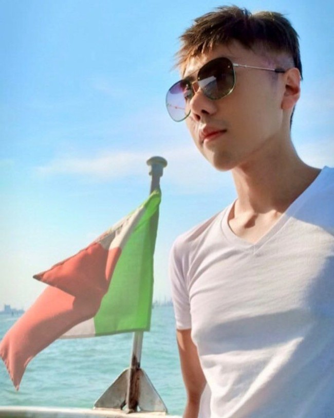 Koleksi kacamata Roy turut mencakup oversized sunglasses dari Gucci ini. Roy memakainya saat berlibur ke Italia. (Foto: Instagram/@roykiyoshi)