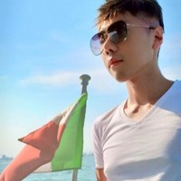 Koleksi kacamata Roy turut mencakup oversized sunglasses dari Gucci ini. Roy memakainya saat berlibur ke Italia. (Foto: Instagram/@roykiyoshi)