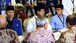 Potret Prabowo Diapit Sandiaga dan AHY saat Daftar ke KPU
