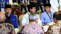 Prabowo diapit oleh Sandi dan Ketua Kogasma Partai Demokrat (PD), Agus Harimurti Yudhoyono (AHY) saat mendaftar.