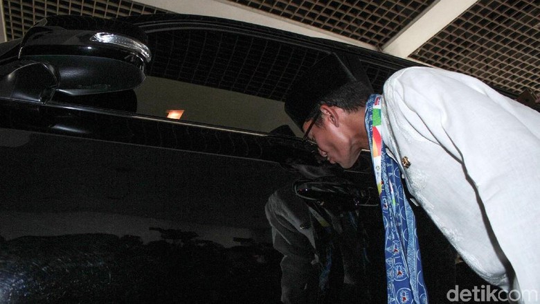 Sandiaga mencium mobil dinasnya sebagai tanda perpisahan Foto: Rifkianto Nugroho Sandiaga mencium mobil dinasnya sebagai tanda perpisahan Foto: Rifkianto Nugroho