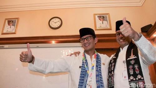 Sandiaga Uno menemui Gubernur DKI Jakarta Anies Baswedan di Balai Kota, Jakarta. Sandi menghadap untuk menyerahkan surat pengunduran diri.