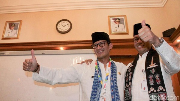 Momen Perpisahan Anies-Sandi di Balai Kota