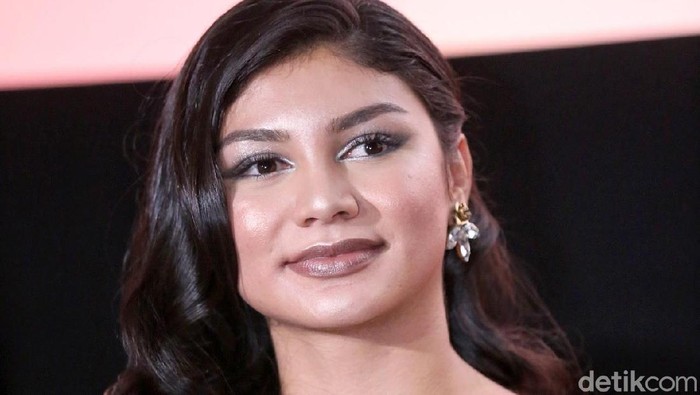 Jihane Almira saat gala premiere film Doa.