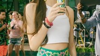 Jangan iri dengan tubuh langsing Lisa. Meskipun doyan makan, Lisa memang memiliki bentuk tubuh ideal. Ini momennya saat menikmati minuman bersoda. Foto: instagram @lisa.blackpink