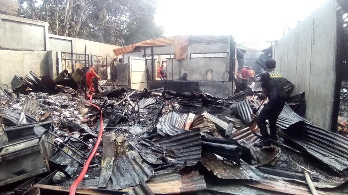 Gudang Sembako Tua di Depok Ludes Terbakar