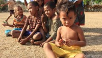 Selain bisa mengagumi rumah adat khas Sumba yang bergaya panggung dan beratap jerami tinggi, traveler juga bisa menemui anak-anak setempat yang ramah dan ceria. Mereka pun tak malu untuk difoto (Randy/detikTravel)