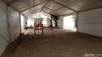 Tenda-tenda semipermanen mulai dipersiapkan untuk tempat beristirahat para jemaah. (Foto: Fajar Pratama/detikcom)