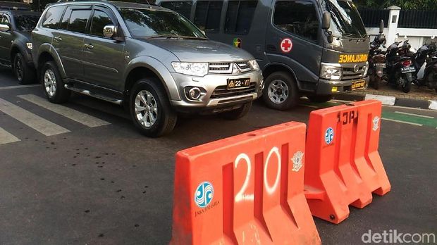 Kawat Berduri Dipasang di Depan Gedung KPU Jelang Pendaftaran Pilpres