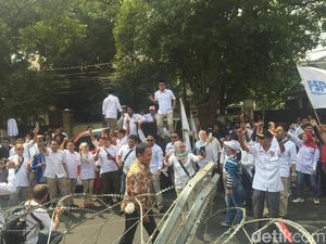 Lagu #2019GantiPresiden Menggema di KPU Jelang Kedatangan Prabowo
