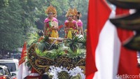 Mereka memakai pakaian adat dari berbagai daerah.