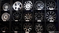 Seperti yang disampaikan karyawan Mega Arvia Utama, Firman, di GIIAS 2018. Kami di sini menjual berbagai pelek original, dari Amerika Serikat, Thailand, ujar Firman. Foto: M Luthfi Andhika