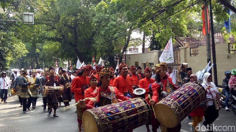 Mobil Hias hingga Gamelan dari Para Pendukung Susul Jokowi ke KPU Mobil Hias hingga Gamelan dari Para Pendukung Susul Jokowi ke KPU