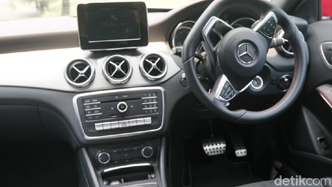 SUV Mungil nan Sporty Mercy GLA 200 AMG Line