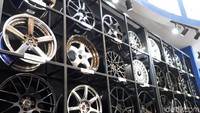 Pelek paling mahal, itu merek Work original dari Jepang. Harganya mulai dari Rp 23 juta hingga Rp 55 juta, satu set-nya atau 4 pelek. Harganta memang mahal, karena yang membuat mahal itu, pelek ini original dari Jepang. untuk Work sendiri kita punya 12 model desain, dari ring 17-20. Ini harga khusus pameran, kata Firman. Foto: M Luthfi Andhika