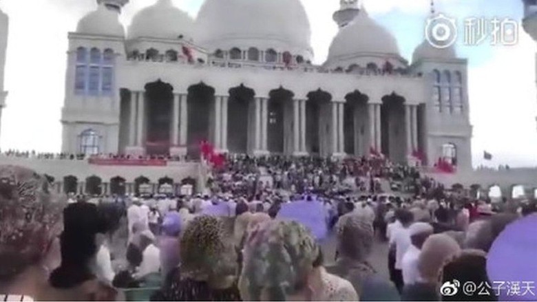 Masjid di China Hendak Dirobohkan, Jemaah Menghadang Aparat Masjid di China Hendak Dirobohkan, Jemaah Menghadang Aparat