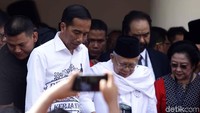 Joko Widodo dan KH Maruf Amin berjalan menuju mobil.