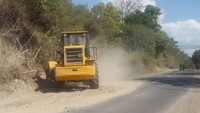 Sejumlah alat berat sudah disebar ke beberapa titik, yakni Posko PUPR di Kecamatan Tanjung sebanyak 3 escavator, 2 doser, dan 8 dump truck, di KM 28 tersedia 1 Loader, 1 Tailer, dan 1 Mobil Crane, KM 38, KM 46 dan KM 63 masing-masing satu escavator untuk membersihkan longsoran/batu di badan jalan. Istimewa/Dok. Kementerian PUPR.