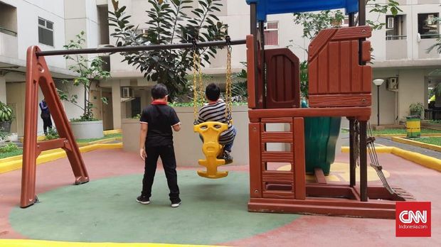 Dua anak bermain di taman tower Falamboyan, Kalibata City, Kamis (9/8).