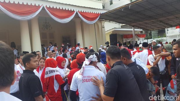 Jelang Pendaftaran Pilpres, Relawan Jokowi Padati Gedung Joang 45