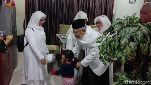 Berangkat Daftar Cawapres, Ma'ruf Amin Peluk Cucu