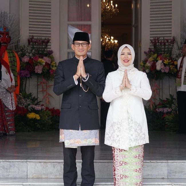 Di kesempatan lain, Mpok Nur memakai kebaya putih didesain menyerupai tunik saat apel peringatan HUT Jakarta ke 491 di lapangan silang Monas. Ia pun kembali tampil mengenakan hijab segi empat. Foto: Instagram/nurasiauno