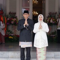 Di kesempatan lain, Mpok Nur memakai kebaya putih didesain menyerupai tunik saat apel peringatan HUT Jakarta ke 491 di lapangan silang Monas. Ia pun kembali tampil mengenakan hijab segi empat. Foto: Instagram/nurasiauno