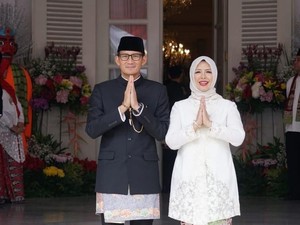 Mengintip Hijab Instan Renda yang Dipakai Istri Sandiaga Saat Umrah