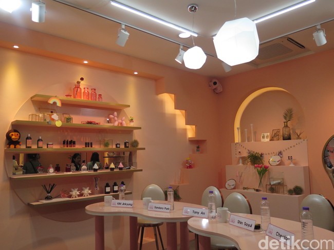 Masuk ke bagian dalam, salon tersebut tampak manis dengan ornamen-ornamen menarik. Di bagian ini pula Wolipop melakukan wawancara dengan para pemain dari acara yang bisa disaksikan di aplikasi dan situs Viu Indonesia tersebut. Foto: Rahmi Anjani/Wolipop