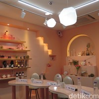 Masuk ke bagian dalam, salon tersebut tampak manis dengan ornamen-ornamen menarik. Di bagian ini pula Wolipop melakukan wawancara dengan para pemain dari acara yang bisa disaksikan di aplikasi dan situs Viu Indonesia tersebut. Foto: Rahmi Anjani/Wolipop