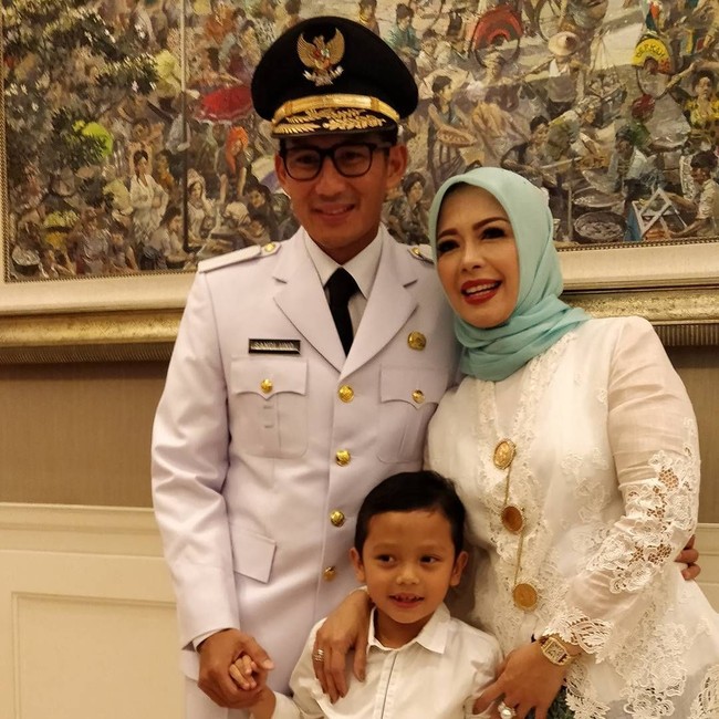 Nur Asia, istri Sandiaga Uno jadi salah satu deretan ibu pejabat berwajah cantik dengan gaya hijab yang stylish. Di usianya yang ke-49 tahun, ia selalu tampil awet muda. Foto: Instagram/nurasiauno