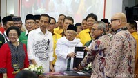 Capres-cawapres Joko Widodo-Maruf Amin menyerahkan dokumen syarat pencalonan ke KPU. Jokowi didampingi para ketum parpol pengusung. Jokowi dan Maruf Amin tiba pada pukul 09.59 WIB.