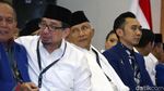 Potret Prabowo Diapit Sandiaga dan AHY saat Daftar ke KPU
