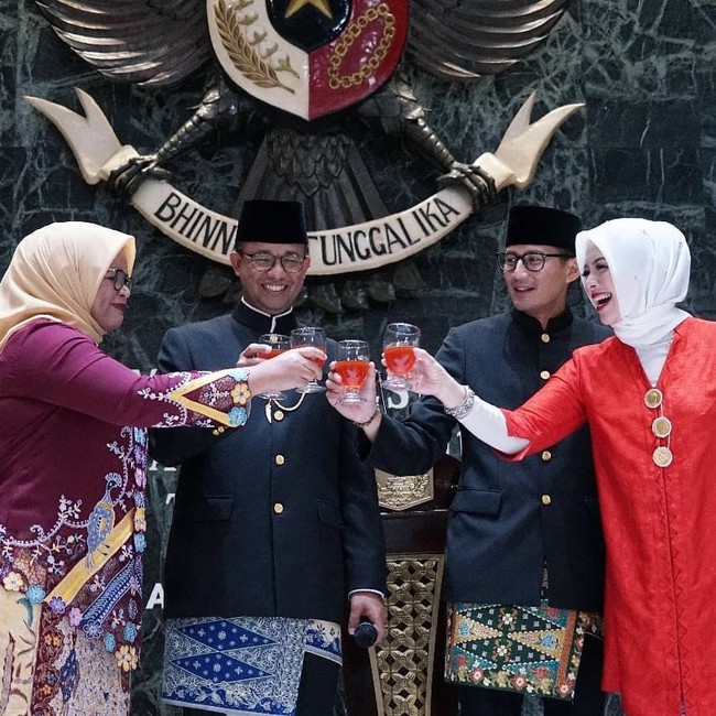 Untuk suasana yang lebih formal seperti upacara kenegaraan, ia memilih kebaya. Saat resepsi peringatan HUT Kota Jakarta ke 491 di Balai Agung, ia memakai kebaya merah yang tampak klop dengan warna lipstiknya. Foto: Instagram/nurasiauno