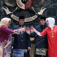 Untuk suasana yang lebih formal seperti upacara kenegaraan, ia memilih kebaya. Saat resepsi peringatan HUT Kota Jakarta ke 491 di Balai Agung, ia memakai kebaya merah yang tampak klop dengan warna lipstiknya. Foto: Instagram/nurasiauno